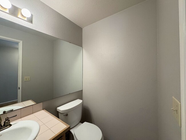 Building Photo - Charming 3-Bedroom Home in Desirable Gem Heights