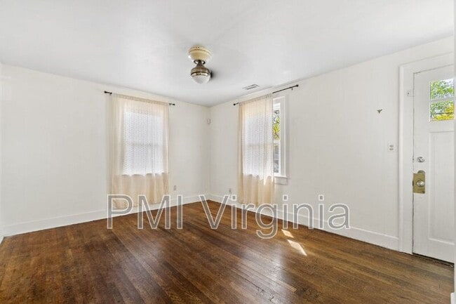 Building Photo - 818 W 42nd St