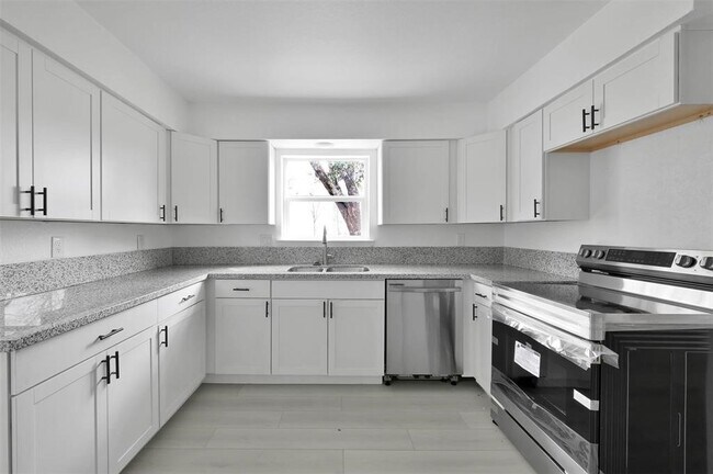 Building Photo - 549 Brandon Rd