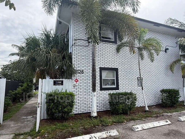 Building Photo - 3128 SW 12th Pl