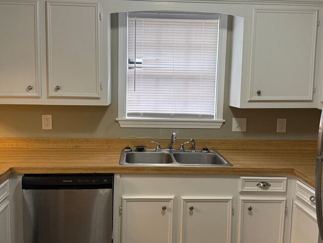 Building Photo - 3 bedroom/2 bath house in 047 Brandon!