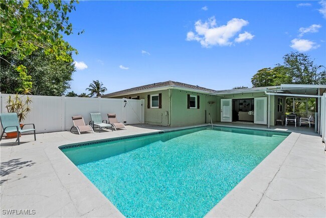 Building Photo - 2473 Poinciana St