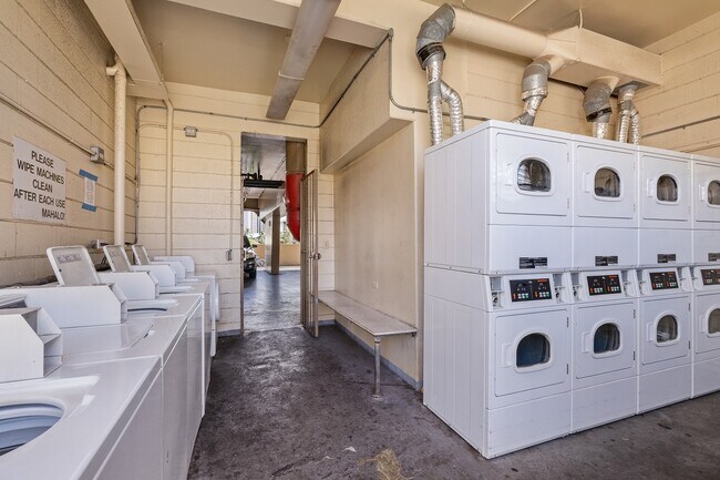 Building Photo - 2 Bed / 1 Bath 1 Parking , Community Pool , Electricity, Water, Sewer & Gas Included, Secured Bui...