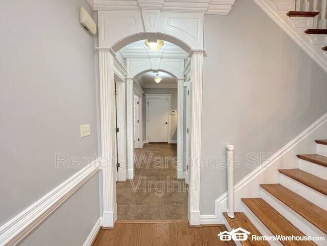 Building Photo - 2940 Hollister Ave