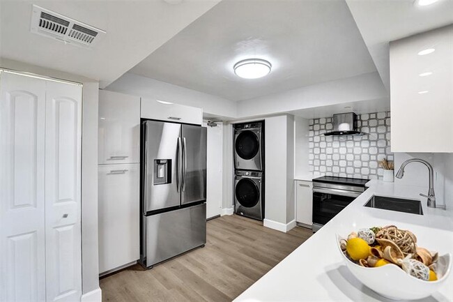 Building Photo - 3200 Port Royale Dr N