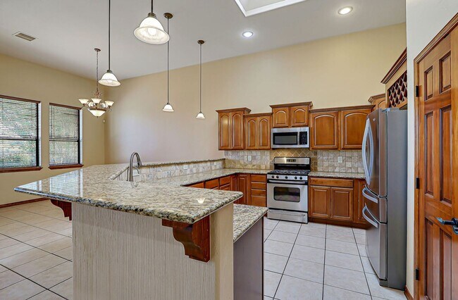 Building Photo - Beautiful Home in Sonoma Ranch with Amazin...