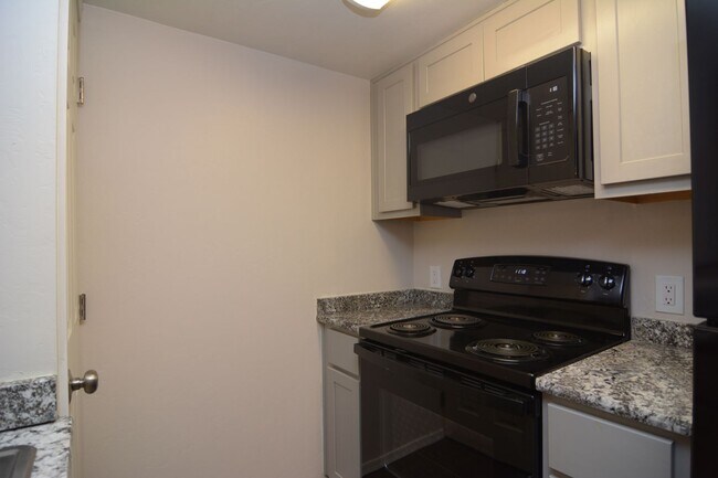 Building Photo - Remodeled 1 Bedroom 1 Bath Condo! Great Central Tucson Location!