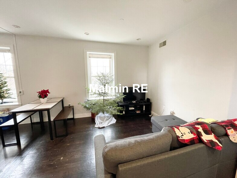 Building Photo - 998 Tremont St