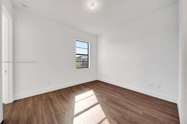 Building Photo - 1427 SW 23rd St