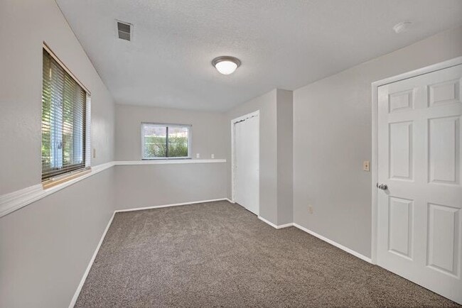 Building Photo - Spacious 5-Bedroom Home in Paradise Hills ...