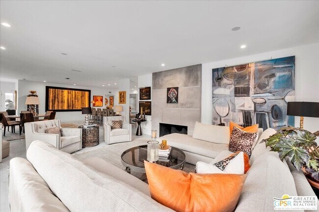 Building Photo - 605 E Sierra Way