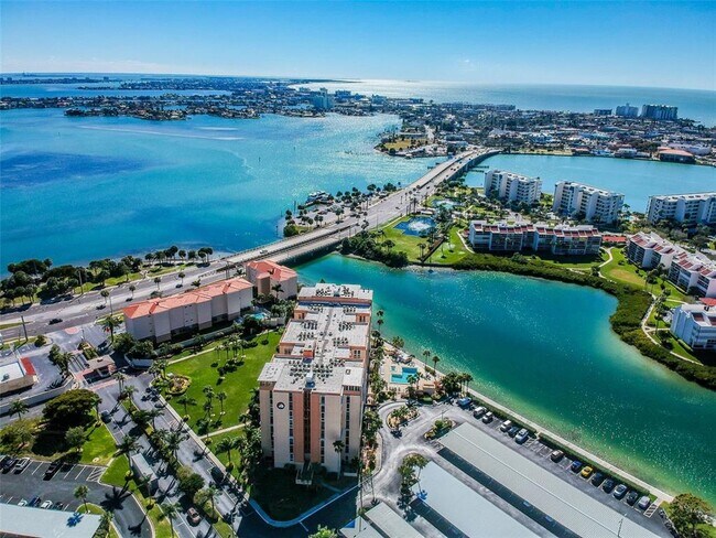 Building Photo - 7400 Sun Island Dr S