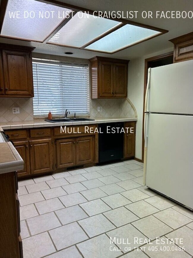 Building Photo - 2824 Silvertree Dr