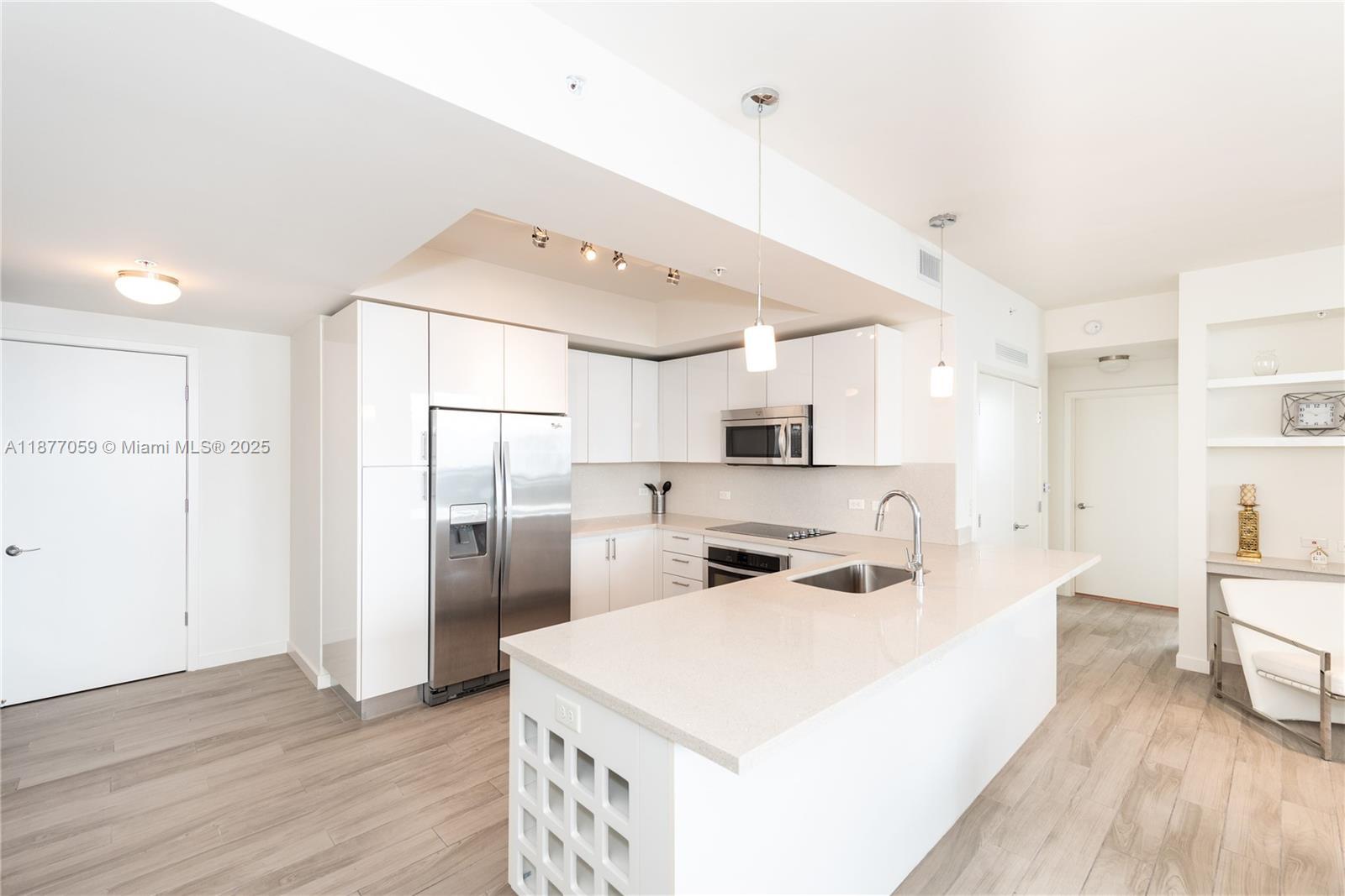 Building Photo - 999 SW 1st Ave