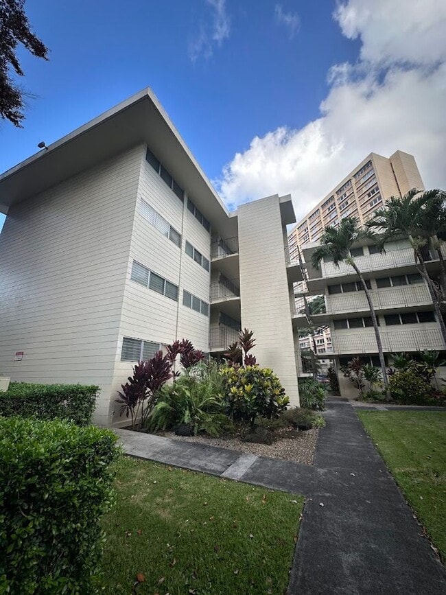 Building Photo - The Continental 2 bedroom, 1 bath, 1 assig...