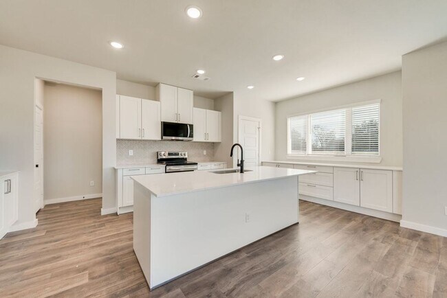 Building Photo - 6848-6848 Florence Dr