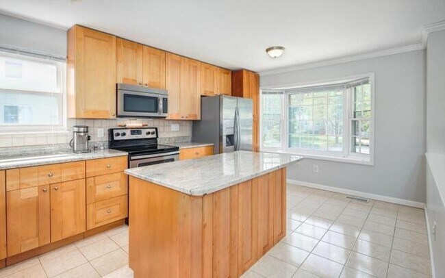 Building Photo - Splendid Split Foyer Home on Cul-de-Sac in...