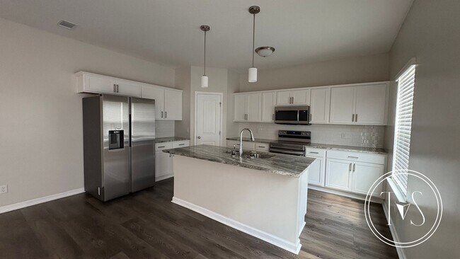 Building Photo - RATE DROP ALERT (was $2500/month) and MOVE-IN SPECIAL: $400 OFF 1ST MONTH'S RENT!**