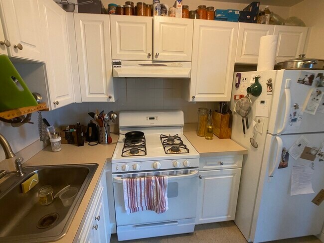 Building Photo - 590 Centre St