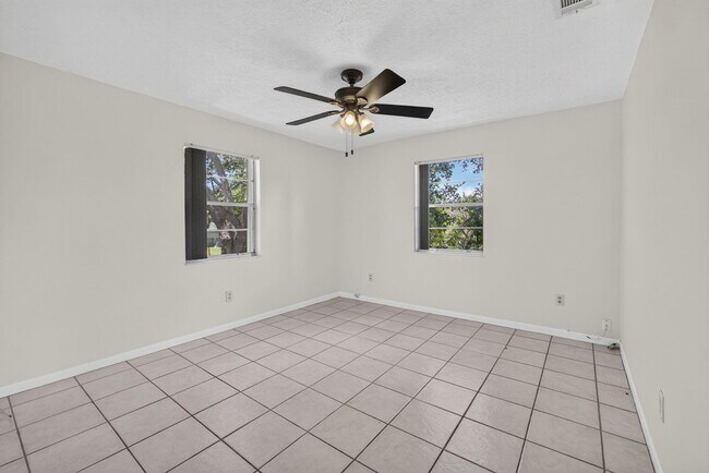 Building Photo - 708 SW Gardens Blvd