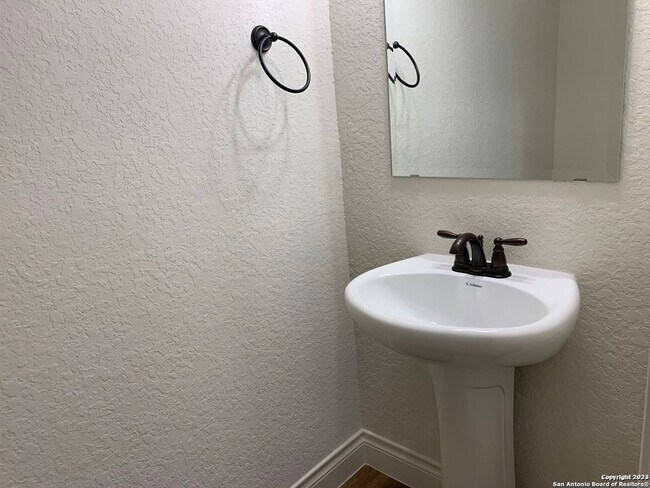 Building Photo - 333 Untermaier St