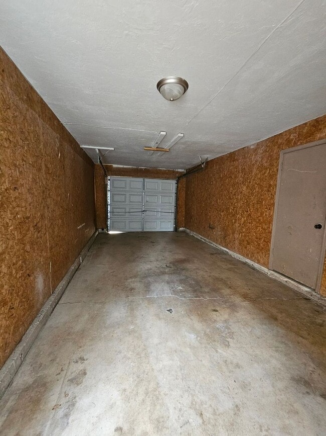 Building Photo - (3) Bed/(1.5) Bath Townhome Avail NOW!