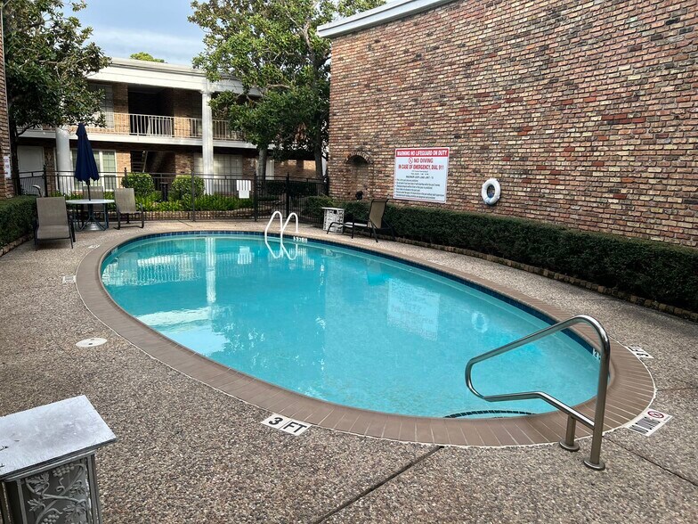 Building Photo - 2201 Fountain View Dr