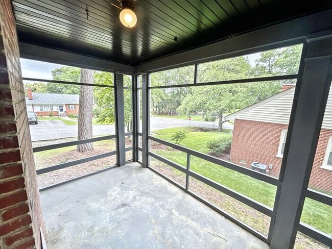 Building Photo - 1225 Blue Jay Ln