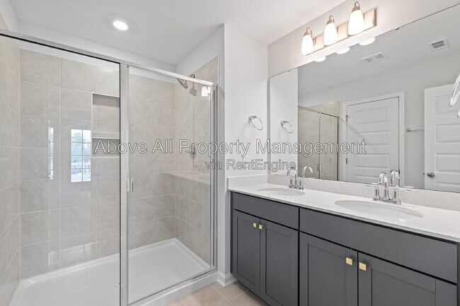 Building Photo - 204 White Oak Gdn Wy