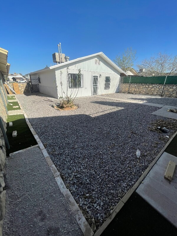 Building Photo - 2425 Lake Victoria Dr