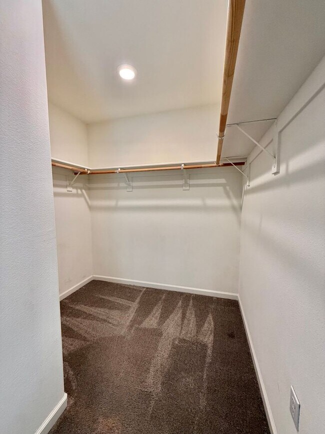 Building Photo - Beautiful 4 Bedroom, 3.5 Bathroom Home in Desirable Communication Hills