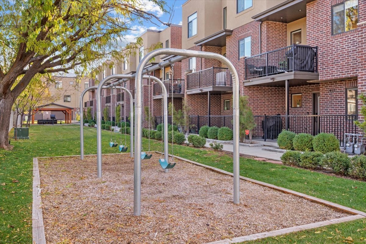 Building Photo - 1411 E Komenda Way