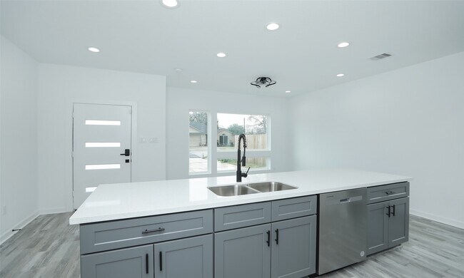 Building Photo - 9315 Ashville Dr