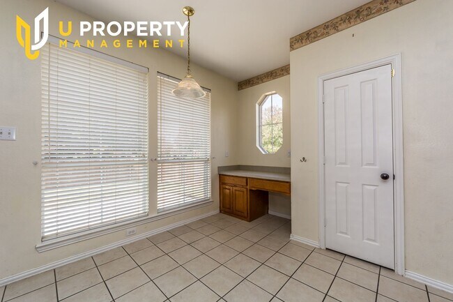 Building Photo - 6 Bedrooms, 3 garage space house. US75 & A...
