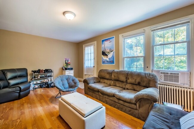 Building Photo - NW Rowhouse Near Georgetown University & Hospital Available Early August