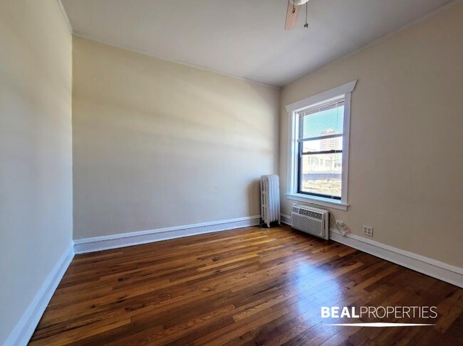 Building Photo - 1 bedroom in CHICAGO IL 60613