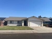 Building Photo - Oakdale Home 3 bedrooms 2 bathrooms