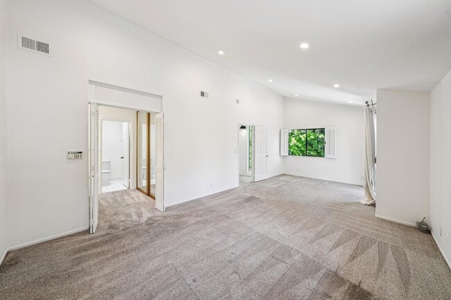 Building Photo - Luxury 3-Level Townhome in Highly Desirable Sharon Heights Neighborhood