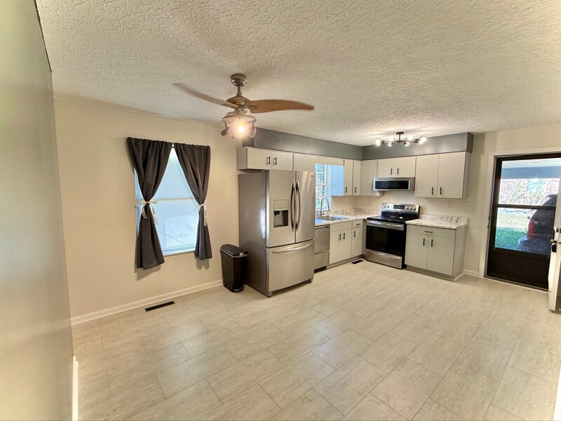 Building Photo - 597 Bluebird Dr