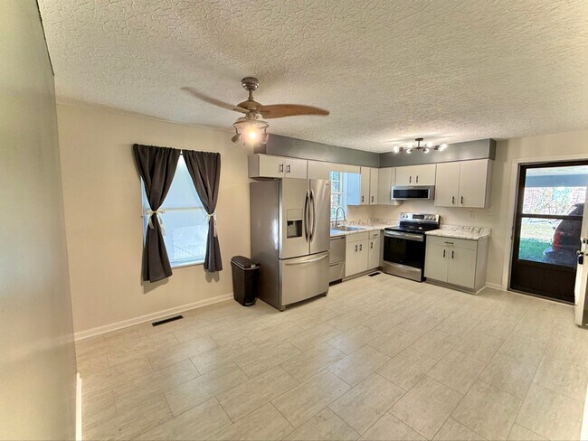 Building Photo - 597 Bluebird Dr