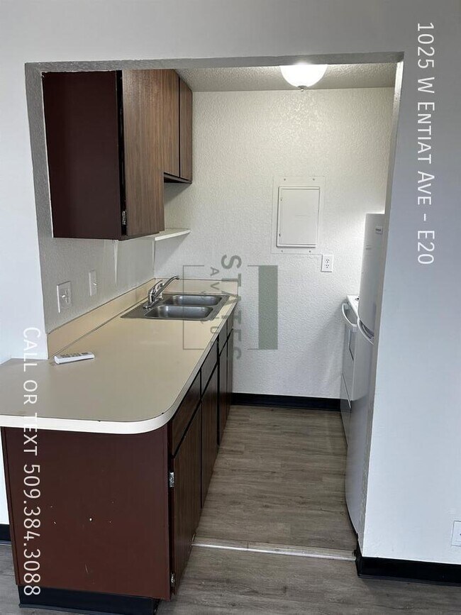 Building Photo - 1025 W Entiat Ave