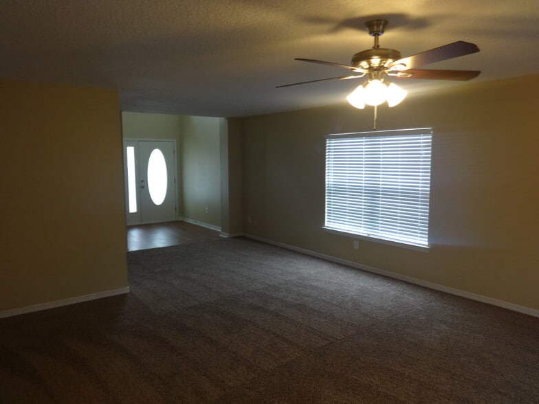 Building Photo - 7652 Vandalay Dr