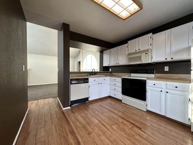 Building Photo - Beautiful 2BR Lakewood Condo with Modern C...