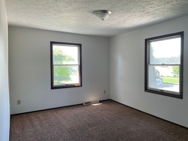 Building Photo - 386 - Palmer