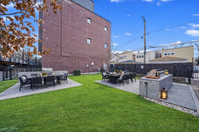 Building Photo - 4246 W Belmont Ave