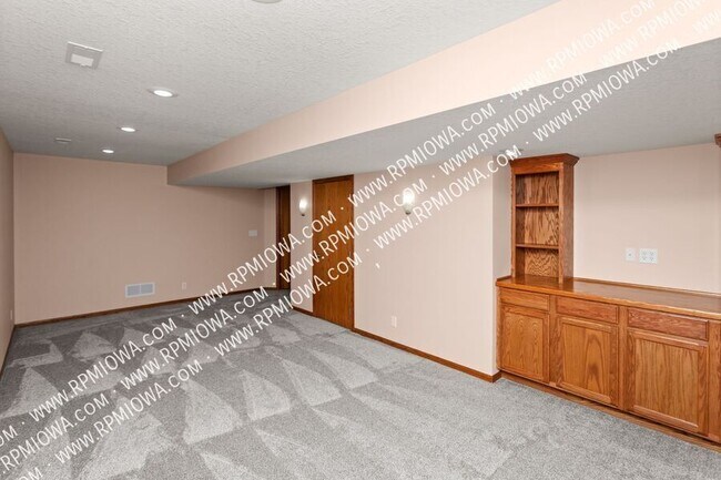 Building Photo - 8912 Highland Oaks Dr