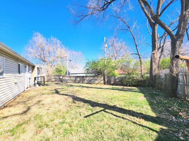 Building Photo - Easy Access to Shopping and Highway!