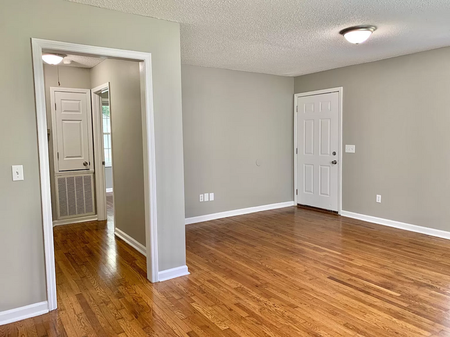 Building Photo - Cozy 2-Bedroom Home with Spacious Yard?Pet...