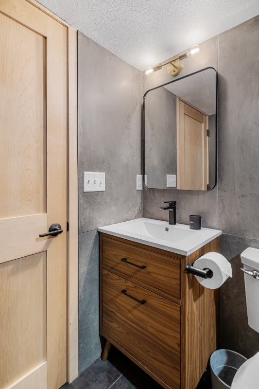 Building Photo - 2425 Cavell Ave S