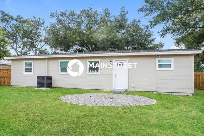 Building Photo - 4 Bedroom Pet-Friendly Home in Tampa, FL with Main Street Renewal